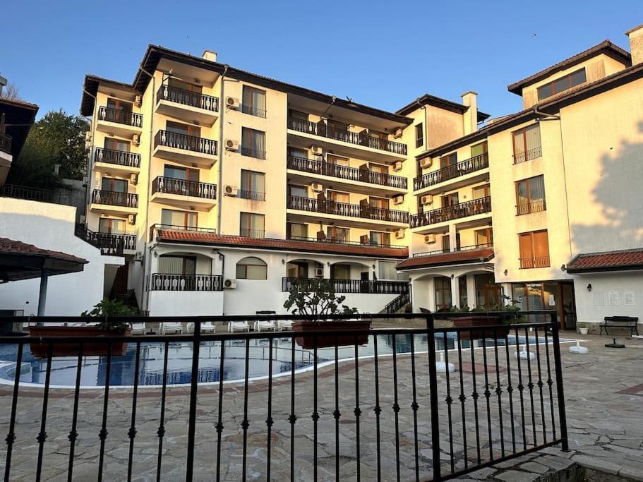 Spacious Fully Furnished Studio In Kavarna Apart Hotel Ngoại thất bức ảnh